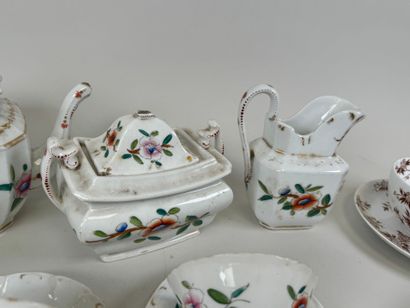 Lot including:
- SARREGUEMINES.
Two earthenware...