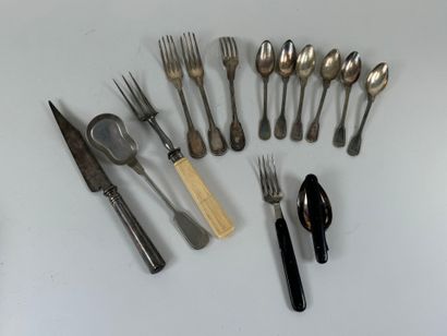 Lot including :
- a folding horn and metal...