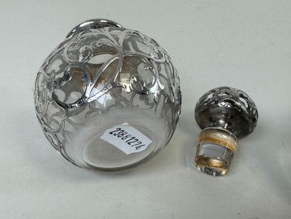 Lot including :
- a small openwork glass...