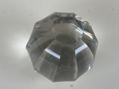 Sulfide paperweight ball in faceted glass.
D....
