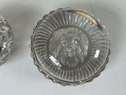 Lot including :
- a small openwork glass...