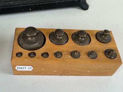 Cast-iron scale with double brass plates.
20...