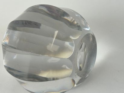Sulfide paperweight ball in faceted glass.
D....