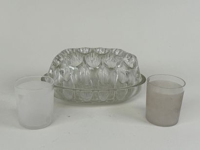 Lot including:
- REIMS, a glass flower holder.
10...