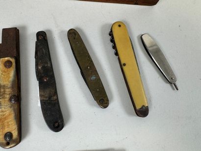 Small collection of six pocket knives in...