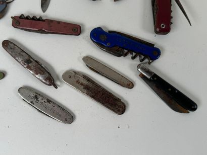 Collection of thirteen pocket knives, some...