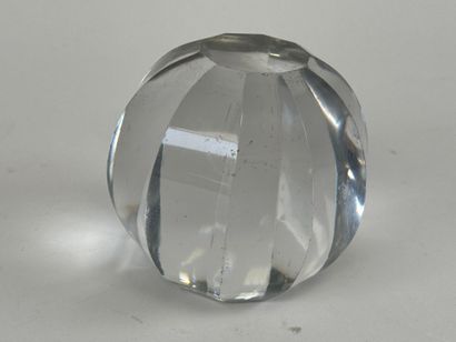 Sulfide paperweight ball in faceted glass.
D....