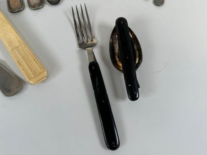 Lot including :
- a folding horn and metal...