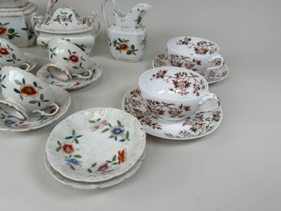 Lot including:
- SARREGUEMINES.
Two earthenware...