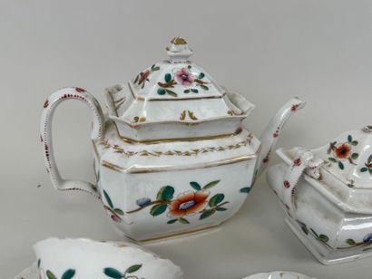 Lot including:
- SARREGUEMINES.
Two earthenware...