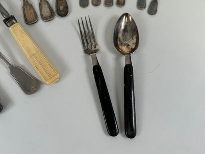 Lot including :
- a folding horn and metal...
