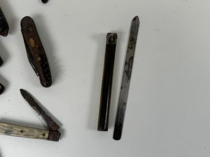 Small collection of ten knives in wood, horn...