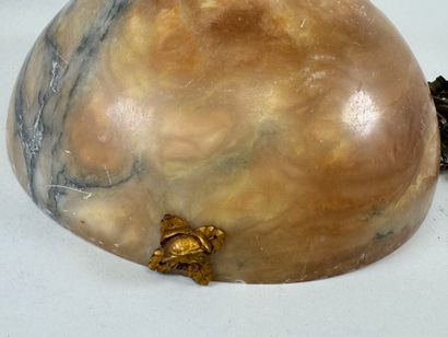 Hanging alabaster basin in imitation marble.
H....