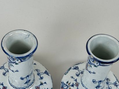 GIEN.
Pair of small polychrome earthenware...