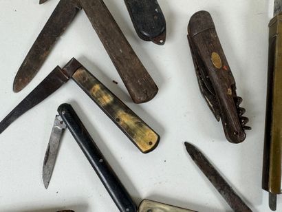 Small collection of ten knives in wood, horn...