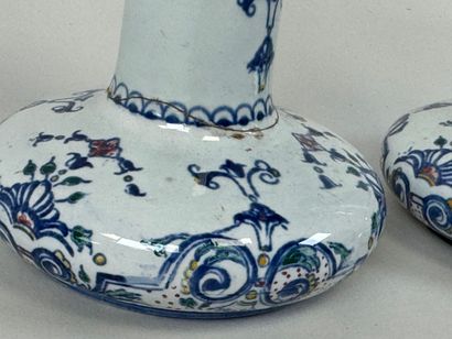 GIEN.
Pair of small polychrome earthenware...