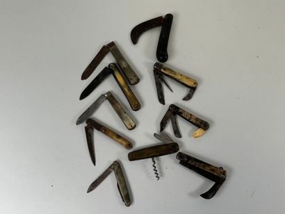 Small collection of nine small horn and metal...