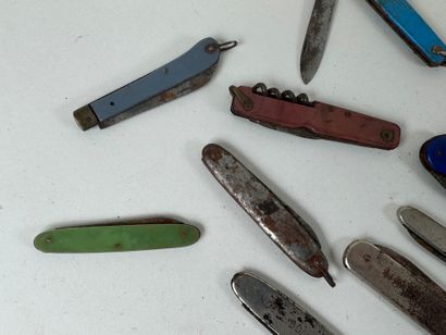 Collection of thirteen pocket knives, some...