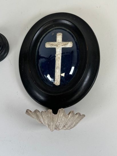 Religious lot including :
- a crucifix in...