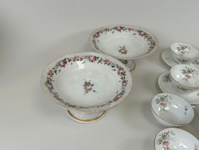 Lot including :
- two polychrome porcelain...
