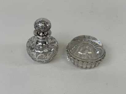 Lot including :
- a small openwork glass...