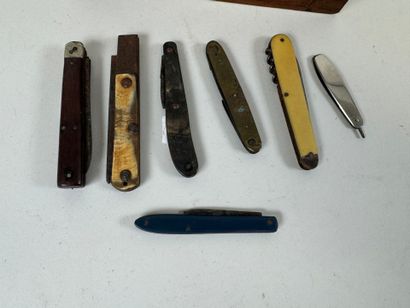 Small collection of six pocket knives in...