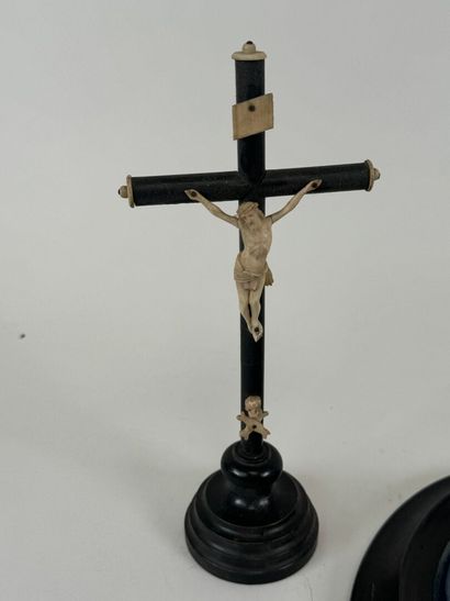 Religious lot including :
- a crucifix in...
