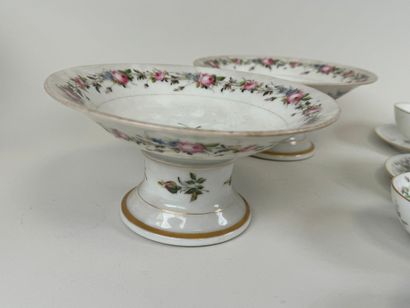 Lot including :
- two polychrome porcelain...
