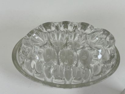 Lot including:
- REIMS, a glass flower holder.
10...