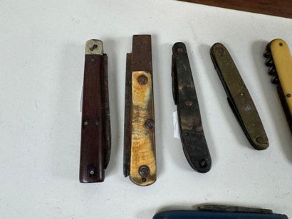 Small collection of six pocket knives in...