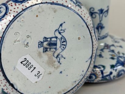 GIEN.
Pair of small polychrome earthenware...