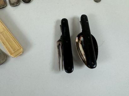 Lot including :
- a folding horn and metal...