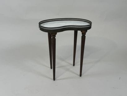 Small kidney-shaped table in molded wood,...