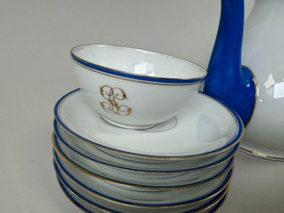 Partie de service à thé et café en porcelaine...