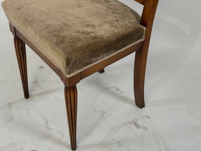 Chaise en bois mouluré, les pieds fuselé.
Années...