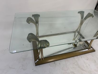 Table basse en laiton, le piétement à décor...