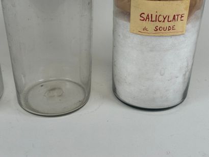 Trois pots ou flacons à pharmacie en verre,...