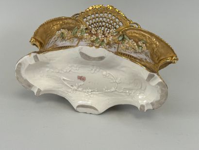 WIEN -TEPLITZ.
Jardinière en porcelaine ajourée...