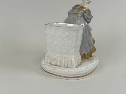 CAPO DI MONTE.
Femme au panier.
Sujet en...