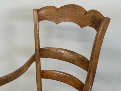 Molded wood armchair, straw seat.
109 x 55...