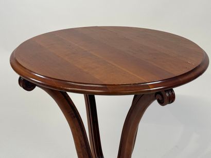Circular cherrywood pedestal table with scrolls.
20th...