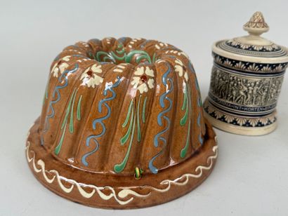 Lot comprenant une bonbonnière en porcelaine...