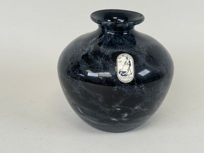 LA ROCHERE.
Vase boule en verre coloré sur...