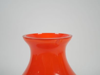 Ensemble de trois vases à panse globulaire...