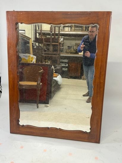 Large molded wood mirror.
133 x 101 cm.