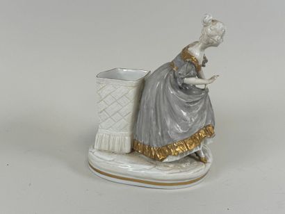 CAPO DI MONTE.
Femme au panier.
Sujet en...
