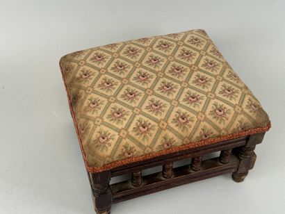 Small wooden footrest, openwork belt.
17...