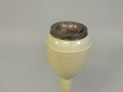 White plastic and metal ashtray.
Italian...