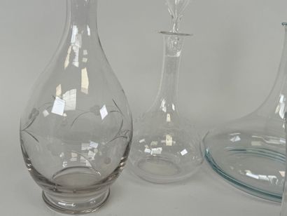 Cinq carafes en verre et cristal taillé.
H....