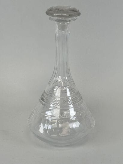 Carafe à décanter en cristal à décor facetté...